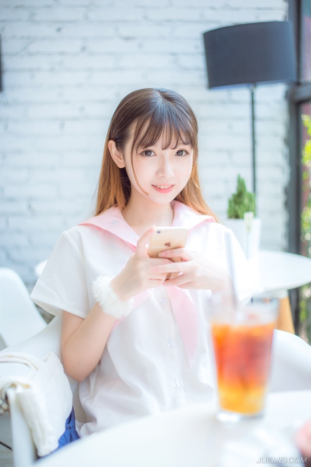 “何人在外面！？”房间里的欢好之声停下来，刘璋有些恼怒的声音响起。